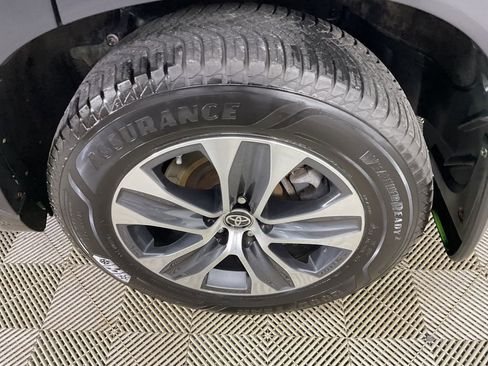 Used 2024 Toyota Highlander XLE image 6