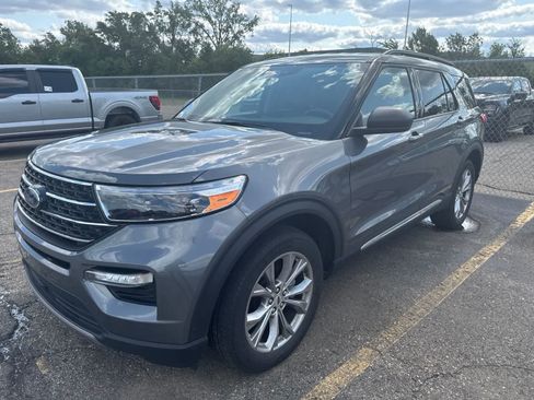 Used 2023 Ford Explorer XLT w/ Equipment Group 202A AWD/4WD image 18
