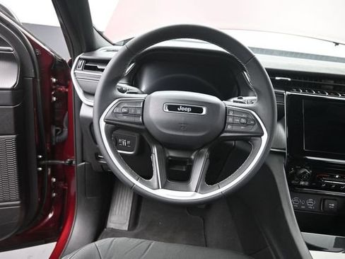 Used 2024 Jeep Grand Cherokee Laredo AWD/4WD image 26