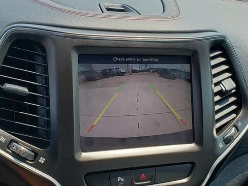 Used 2019 Jeep Cherokee Trailhawk w/ Cold Weather Group AWD/4WD image 25