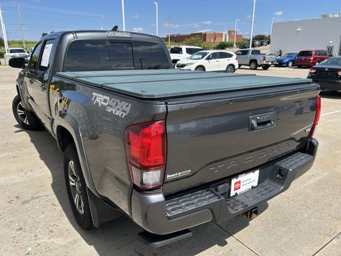 Used 2019 Toyota Tacoma TRD Sport AWD/4WD image 4