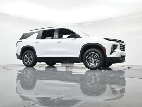 Used 2025 Chevrolet Traverse LT FWD image 39
