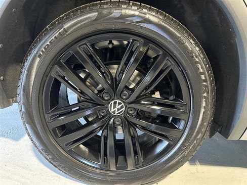 Certified 2022 Volkswagen Tiguan SE R-Line image 15