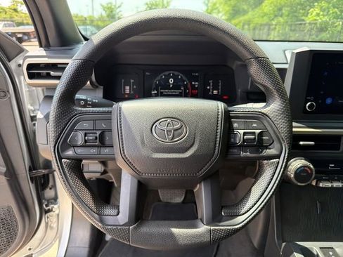Used 2025 Toyota Tacoma SR AWD/4WD image 17