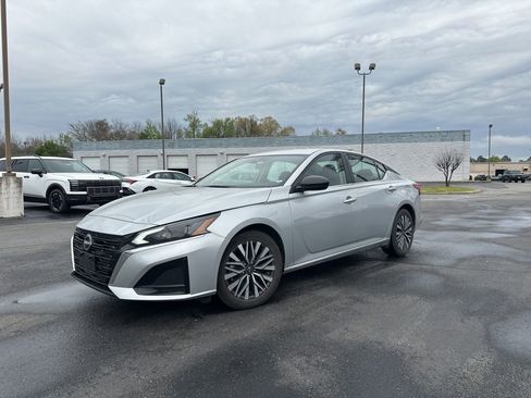 Used 2024 Nissan Altima 2.5 SV FWD image 13