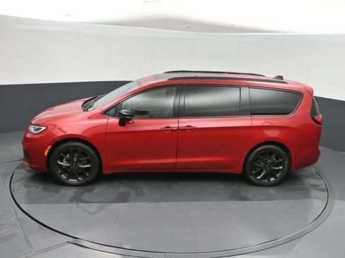 Used 2025 Chrysler Pacifica Limited FWD image 36