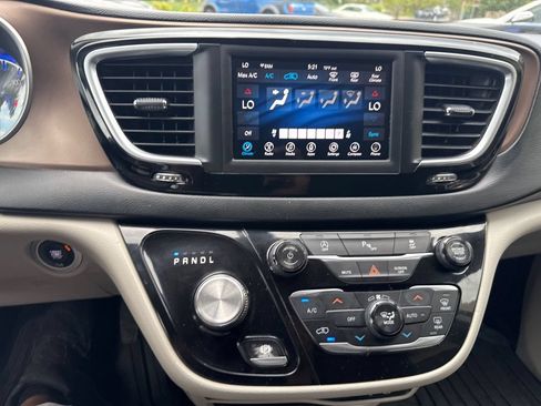 Used 2018 Chrysler Pacifica Touring Plus FWD image 30