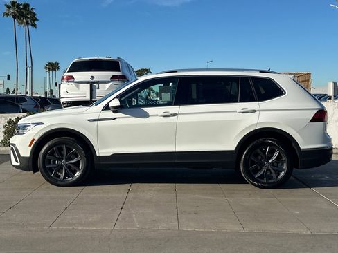 Certified 2022 Volkswagen Tiguan SE w/ Panoramic Sunroof Package image 8