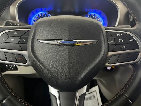 Used 2017 Chrysler Pacifica Touring-L image 60