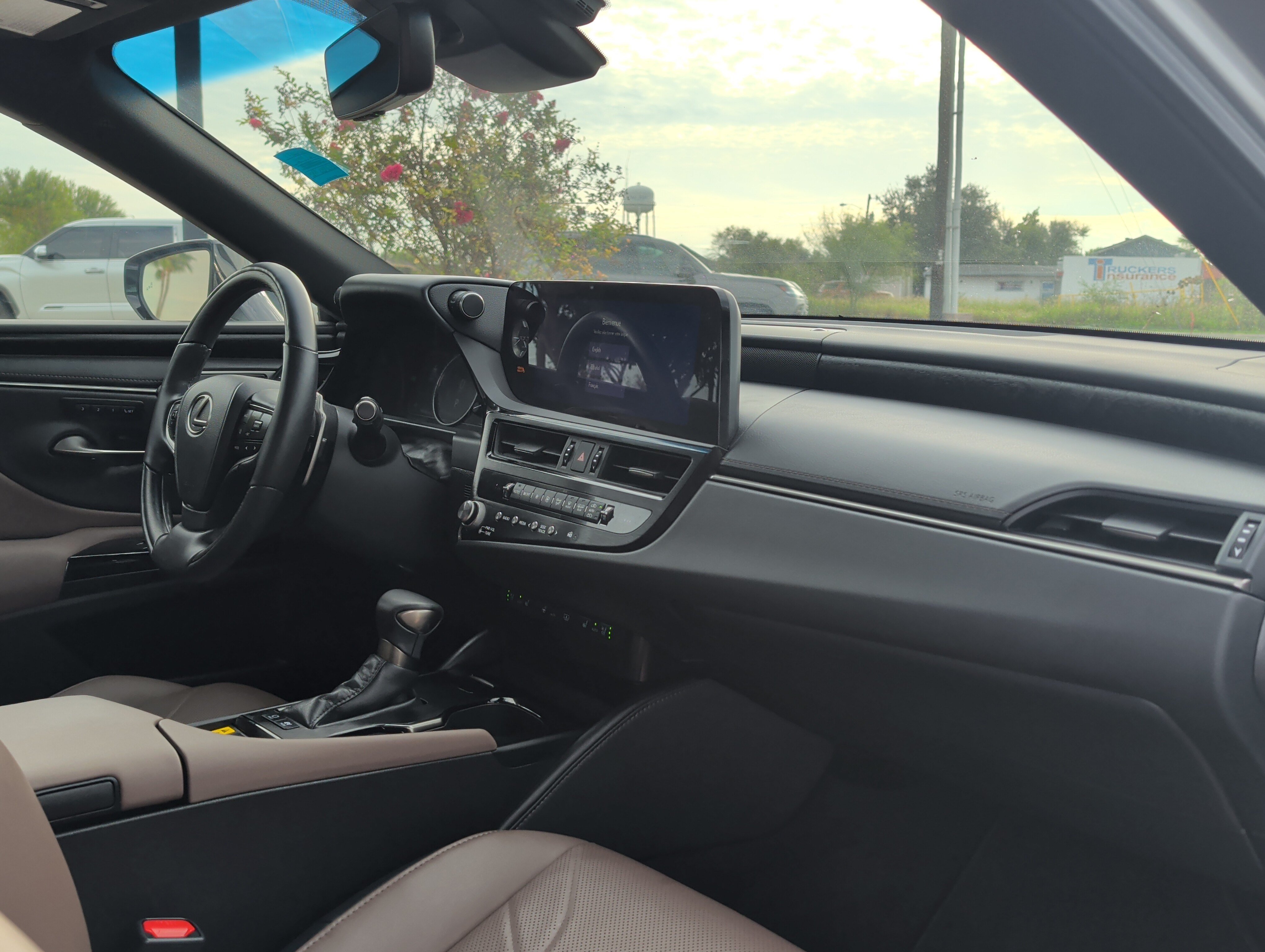 Used 2025 Lexus ES 300h Ultra Luxury w/ Accessory Package (Z1) FWD image 30