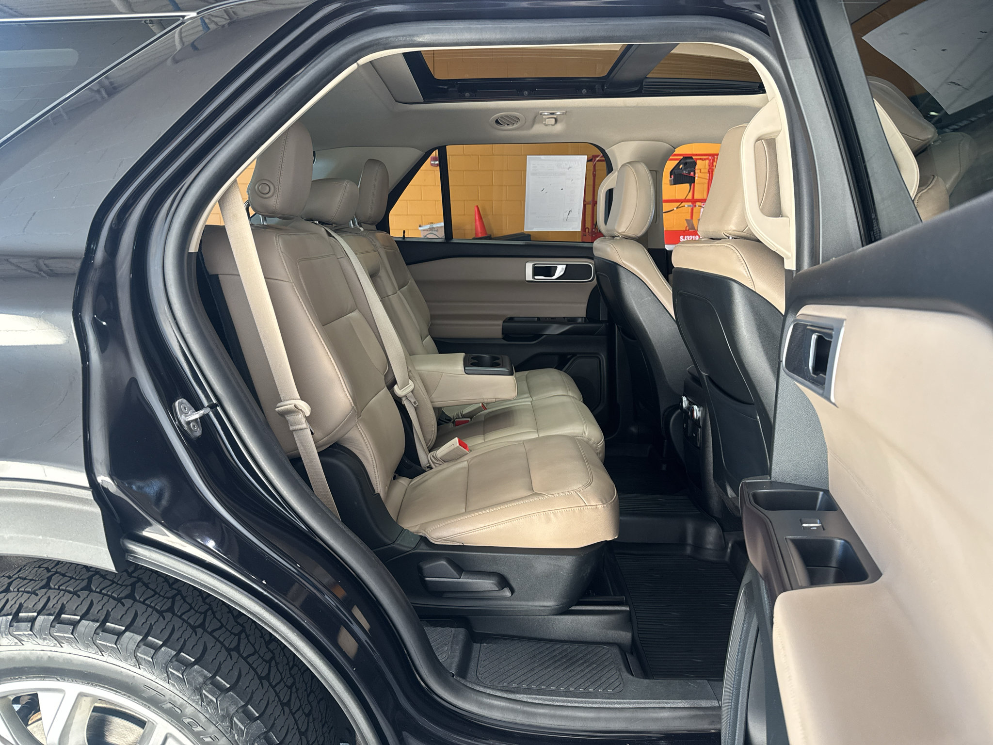 Used 2020 Ford Explorer XLT w/ Equipment Group 202A AWD/4WD image 20