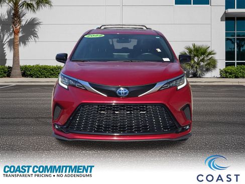 Used 2022 Toyota Sienna XSE image 2