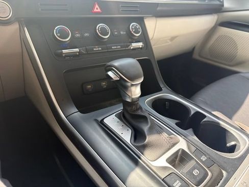 Used 2024 Kia Carnival LX FWD image 8