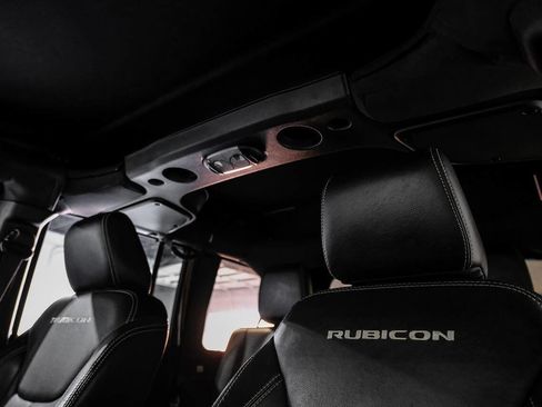 Used 2015 Jeep Wrangler Unlimited Rubicon w/ Connectivity Group AWD/4WD image 29