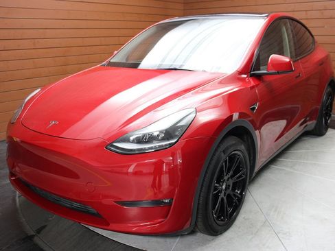 Used 2022 Tesla Model Y Long Range image 40