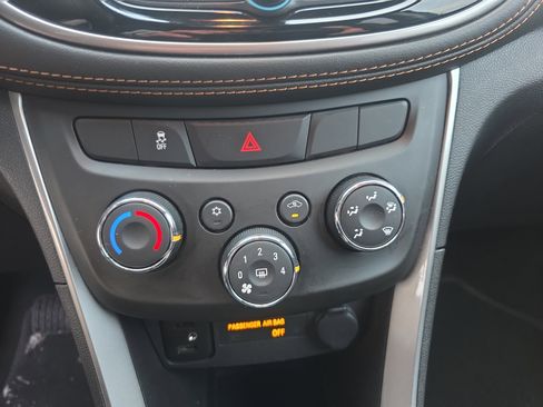 Used 2022 Chevrolet Trax LT w/ LT Convenience Package image 24