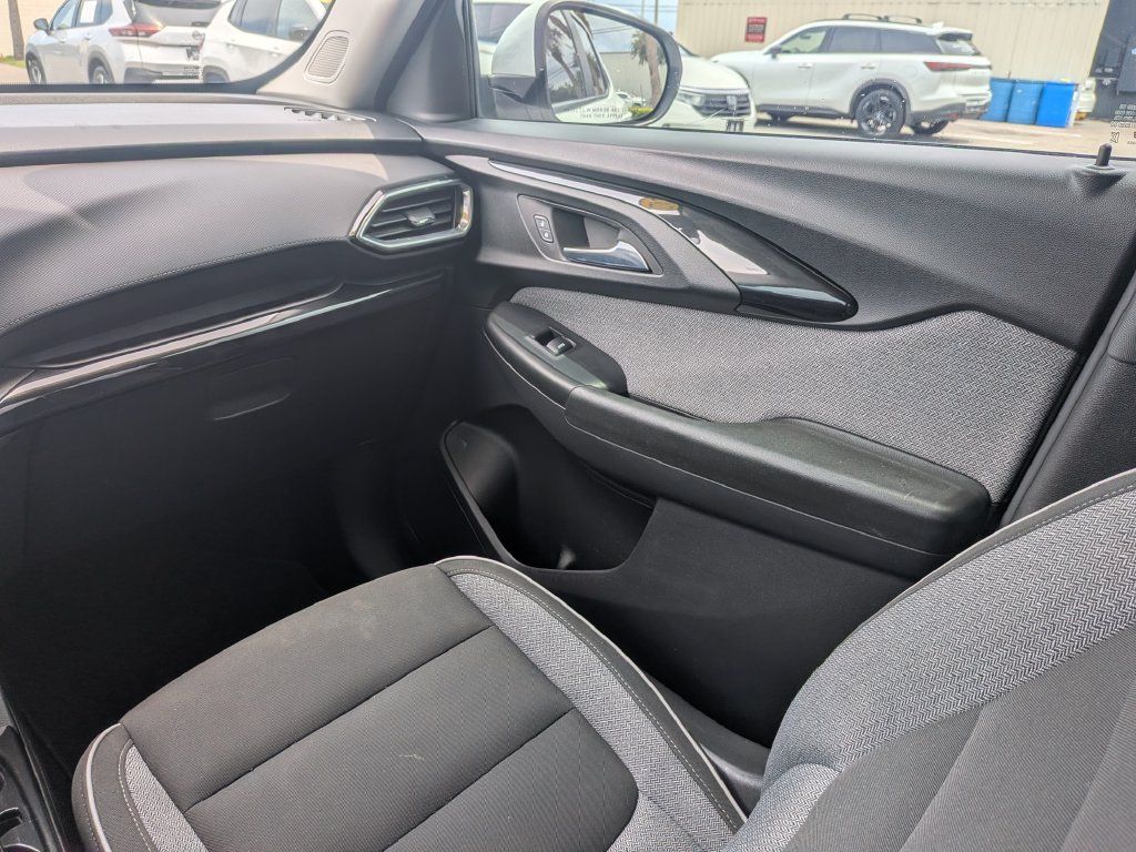 Used 2022 Chevrolet TrailBlazer LT FWD image 17
