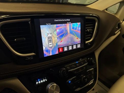 Used 2021 Chrysler Pacifica Touring-L w/ Uconnect Theater Family Group AWD/4WD image 14