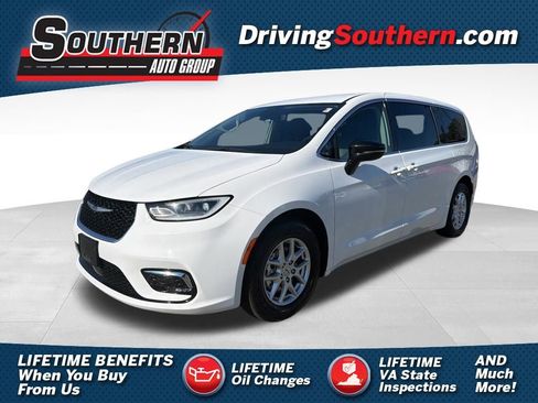 Used 2024 Chrysler Pacifica Touring-L image 1