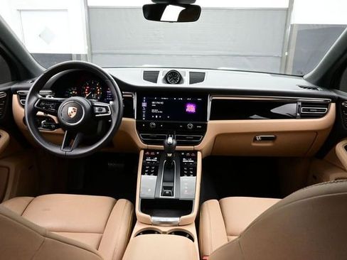 Certified 2025 Porsche Macan AWD/4WD image 19