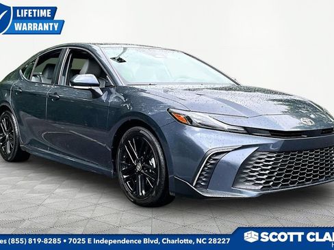 Used 2026 Toyota Camry SE FWD image 1