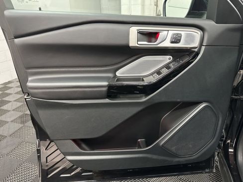 Used 2024 Ford Explorer Platinum w/ Technology Package image 16