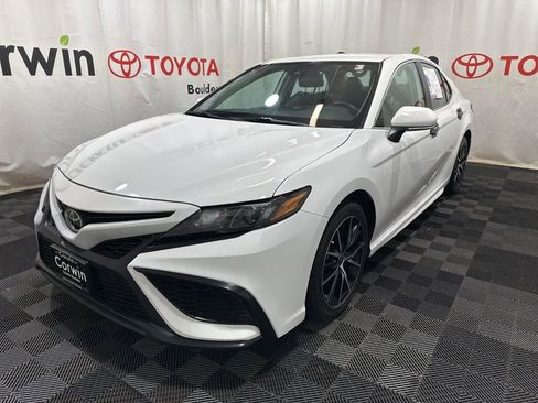 Used 2023 Toyota Camry SE image 3