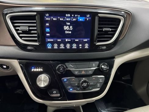 Used 2017 Chrysler Pacifica Touring-L FWD image 18