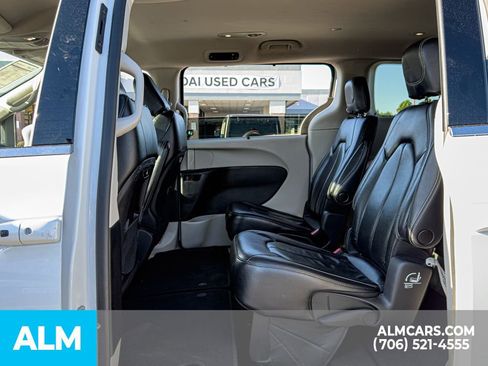 Used 2022 Chrysler Pacifica Touring-L FWD image 12