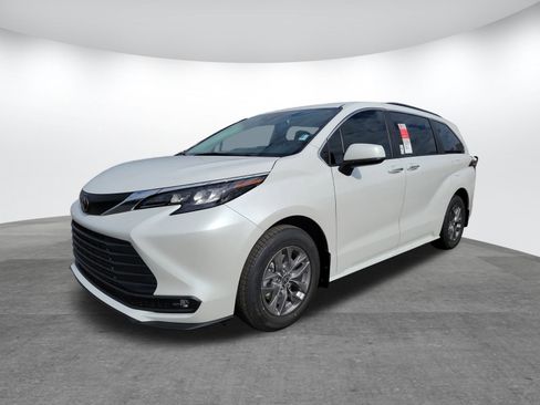 New 2026 Toyota Sienna XLE image 3