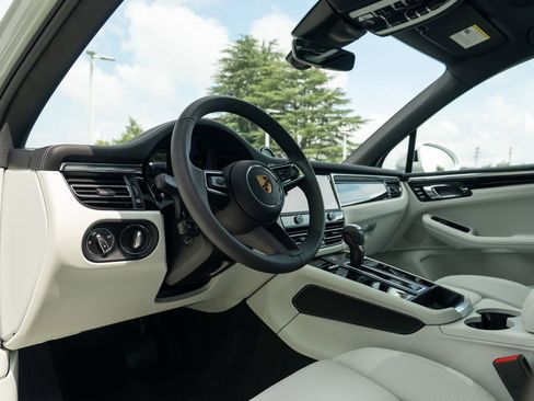 New 2025 Porsche Macan image 4