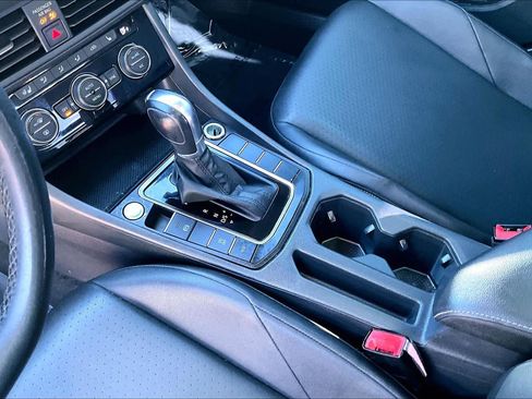 Used 2019 Volkswagen Jetta SE w/ Cold Weather Package image 17