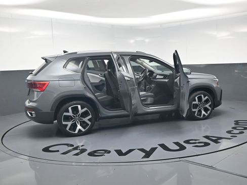 Used 2022 Volkswagen Taos SEL w/ Panoramic Sunroof Package AWD/4WD image 16