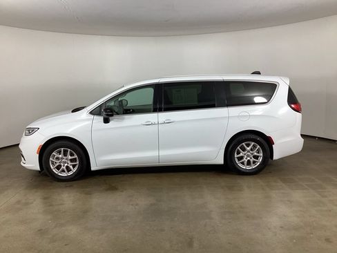 Used 2024 Chrysler Pacifica Touring-L FWD image 18