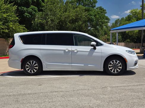 Used 2023 Chrysler Pacifica Touring-L FWD image 2