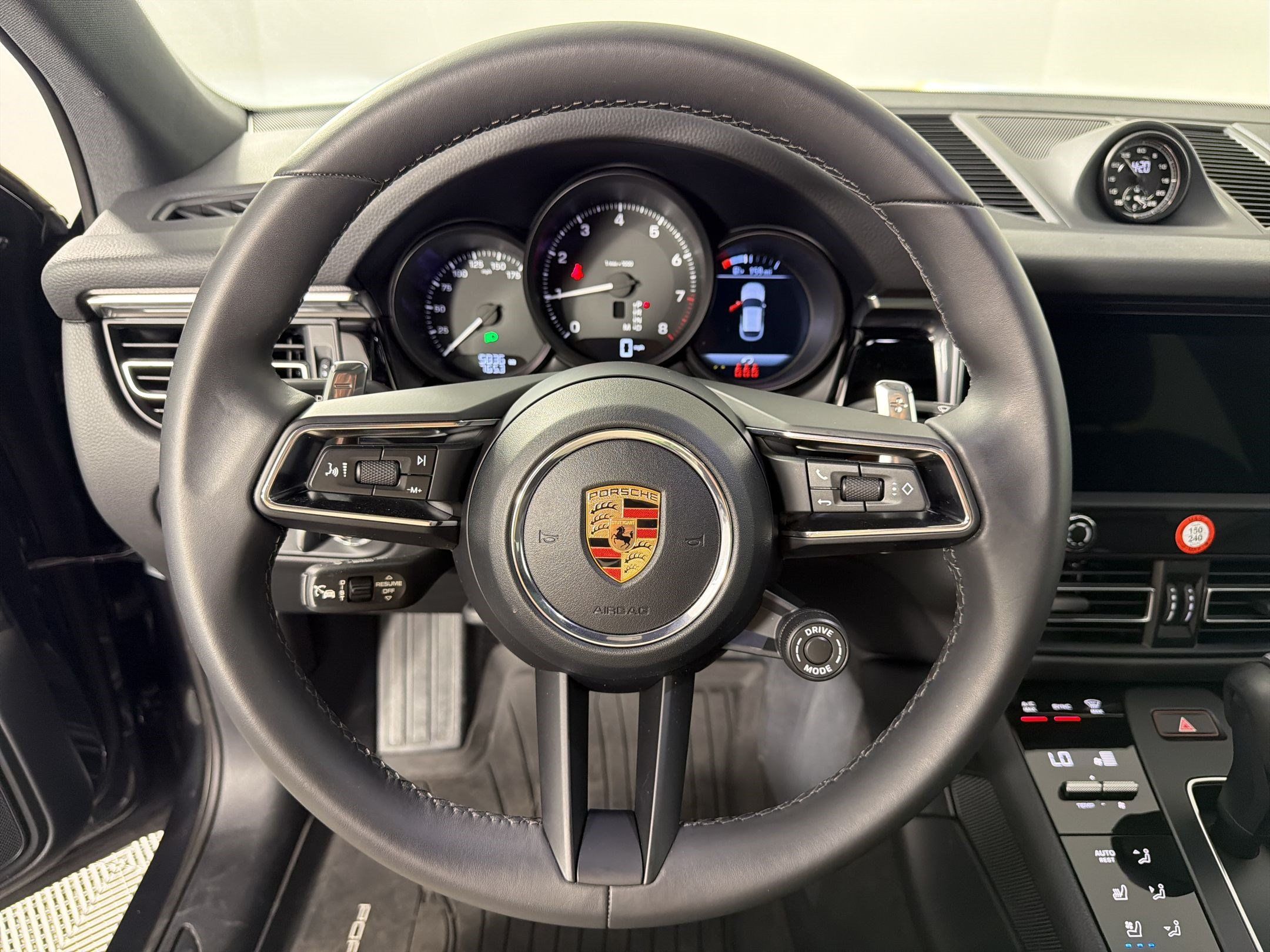 Certified 2026 Porsche Macan AWD/4WD image 17