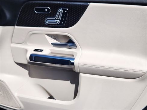 Used 2025 Mercedes-Benz GLB 250 4MATIC image 17