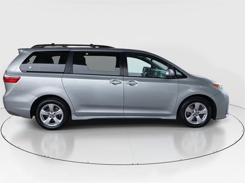 Used 2020 Toyota Sienna LE image 4