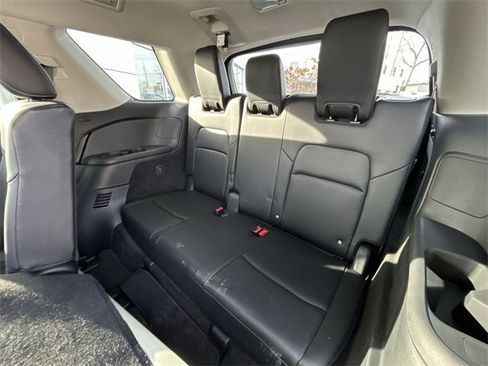 Used 2024 Nissan Pathfinder SL w/ Black Appearance Package image 25