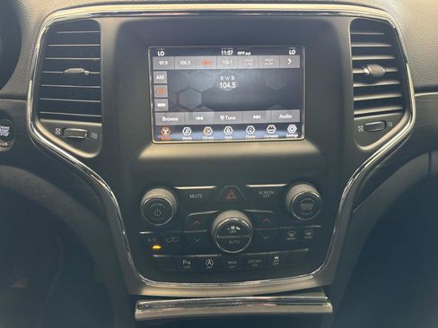 Used 2020 Jeep Grand Cherokee Laredo RWD image 16