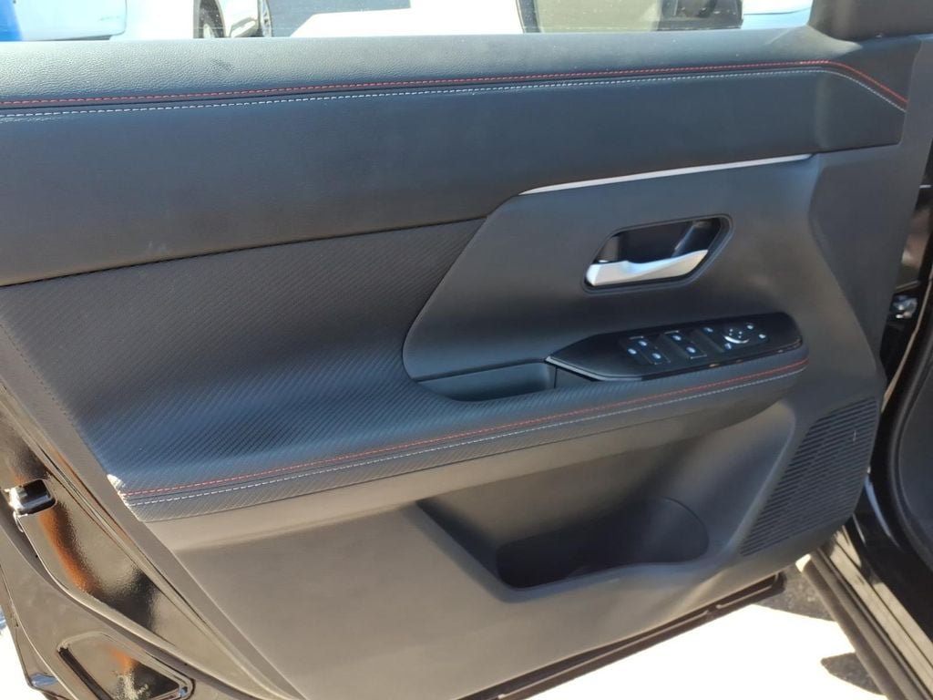 Used 2025 Nissan Kicks SR AWD/4WD image 11