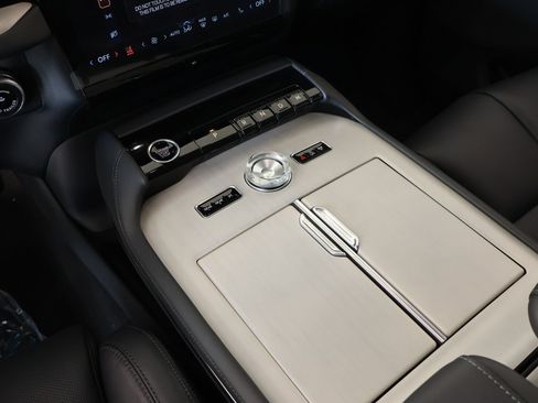 New 2026 Lincoln Navigator Premiere AWD/4WD image 8