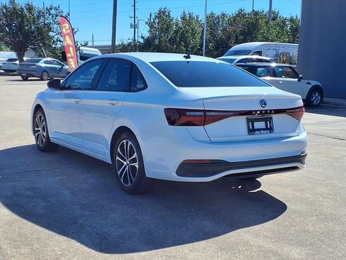 Used 2025 Volkswagen Jetta Sport image 3