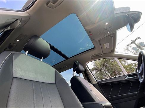 Used 2023 Volkswagen Tiguan SE w/ Panoramic Sunroof Package image 30