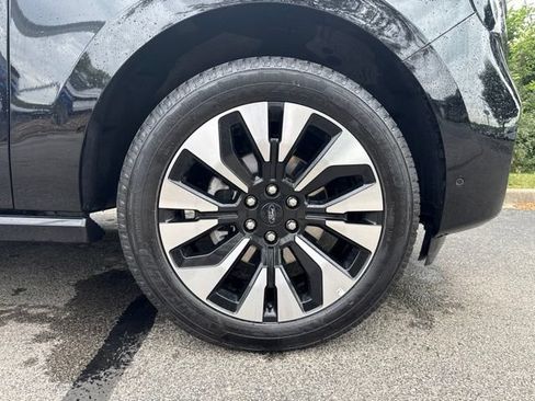 Used 2025 Ford Expedition Platinum w/ Driver's Package AWD/4WD image 10