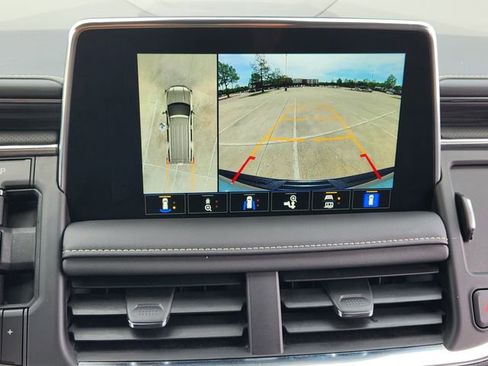 Used 2024 GMC Yukon SLT w/ SLT Luxury Package image 18