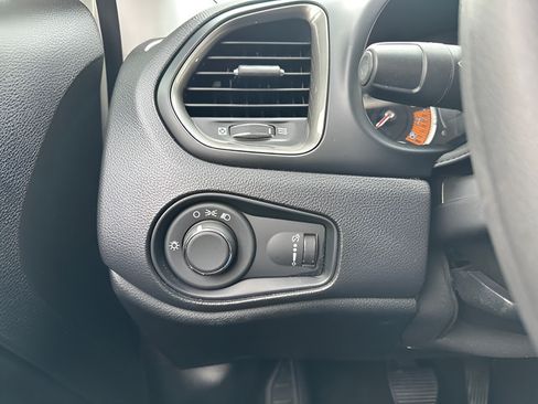 Used 2023 Jeep Renegade Latitude AWD/4WD image 19