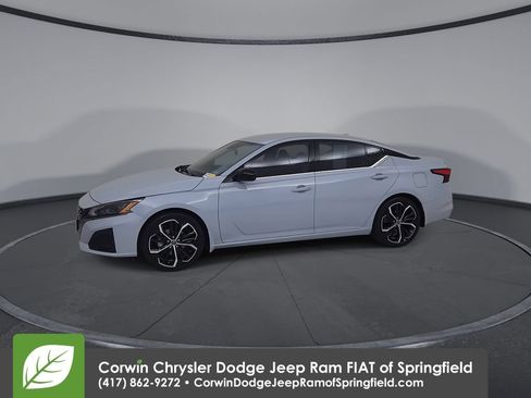Used 2023 Nissan Altima 2.5 SR FWD image 8