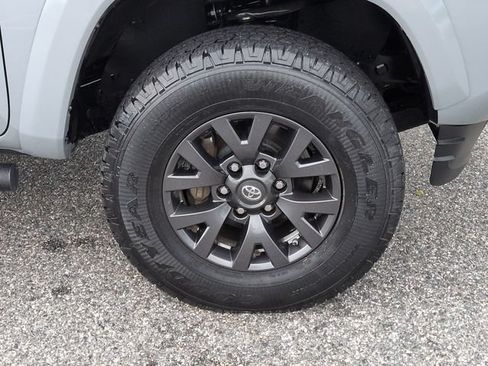Used 2020 Toyota Tacoma SR5 RWD image 11