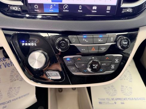 Used 2024 Chrysler Pacifica Touring-L FWD image 16